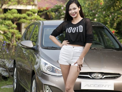 Người mẫu khoe dáng bên Hyundai Accent hatchback