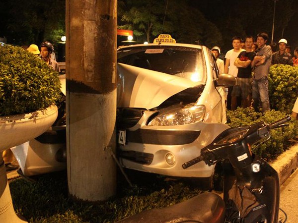 Đầu xe taxi Sông Mã bẹp rúm sau vụ tai nạn