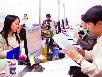 Người dân làm thủ tục nộp thuế tại Chi cục Thuế quận Thanh Xuân, TP Hà Nội. Ảnh: Phạm Yên