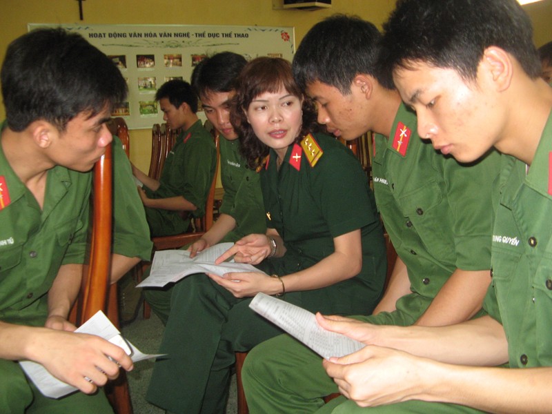 Cán bộ trường Trung cấp nghề số 10 - Bộ Quốc phòng hướng dẫn các chiến sĩ ra quân đăng ký học nghề