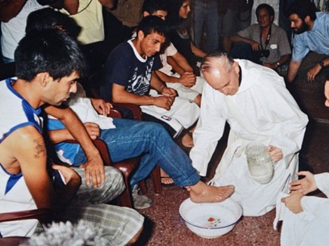 Tổng giám mục Bueno Aires, Jorge Bergoglio, nay là Giáo hoàng Francis làm lễ rửa chân cho những người nghiện ma túy vào năm 2008