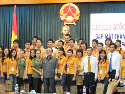 Chủ tịch Quốc hội Nguyễn Sinh Hùng cùng các thủ khoa. Ảnh: Nguyễn Hà
