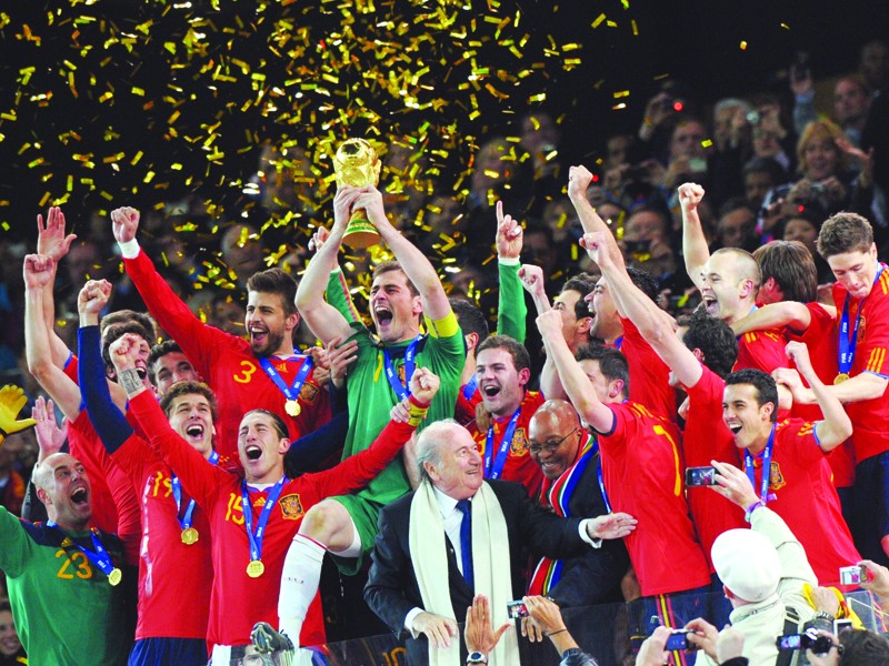 Giây phút vinh quang của các tuyển thủ Tây Ban Nha. Ảnh: TTXVN