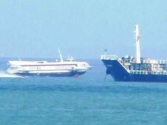 Tàu khách cánh ngầm đâm tàu chở dầu