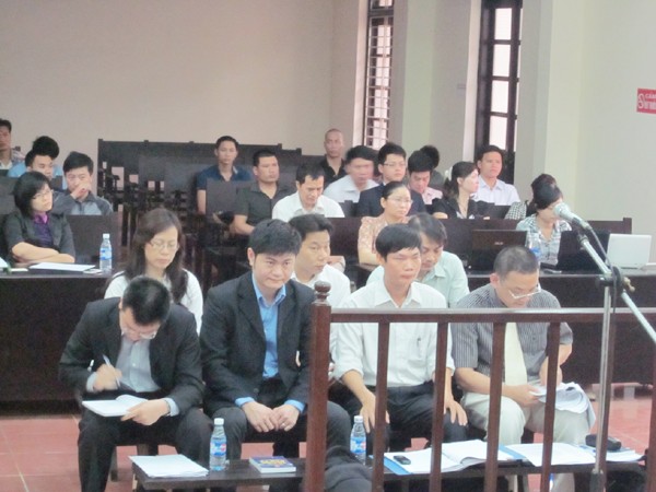 Kỹ sư Tạch trước tòa (ngồi hàng đầu, thứ hai từ phải sang)