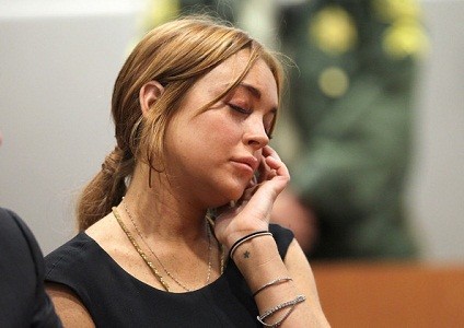 Lindsay Lohan mệt mỏi, bơ phờ đi hầu tòa