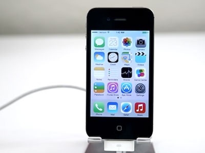 iPhone 4 8GB chính hãng về Việt Nam giá 8,4 triệu