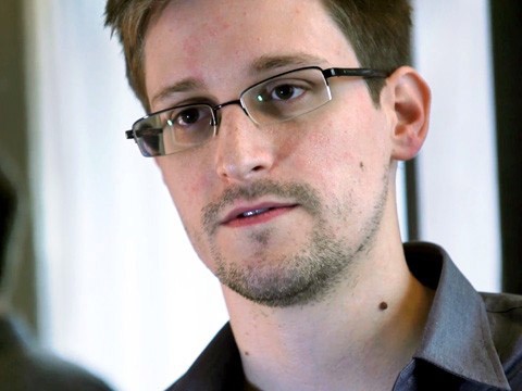 Edward Snowden vừa rút đơn xin tị nạn tại Nga