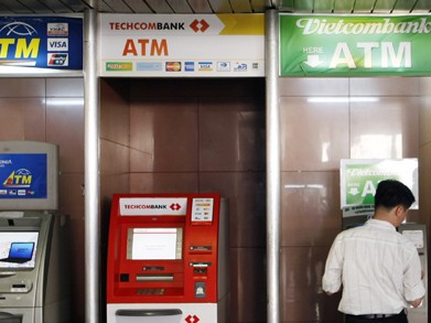 35 ngân hàng tiếp tục miễn phí rút tiền ATM nội mạng