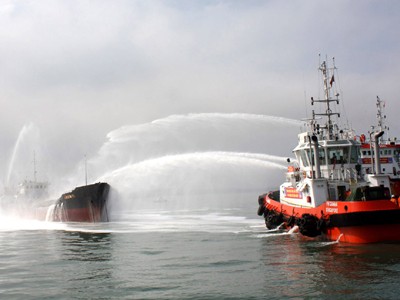 Quảng Ngãi: Thao diễn chữa cháy tàu chở dầu tại Dung Quất