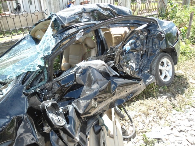 Chiếc xe bị biến dạng sau vụ tai nạn làm 4 người thương vong