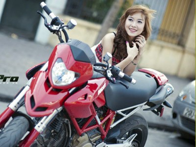 Thiếu nữ Việt xinh tươi bên Ducati Hypermotard 1100