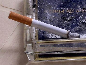 Sừng sực ly hôn vì tìm thấy thuốc lá trong túi vợ