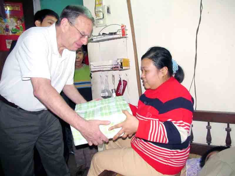 Hạ nghị sĩ Robert E. Filner tặng quà một nạn nhân da cam ở Đà Nẵng