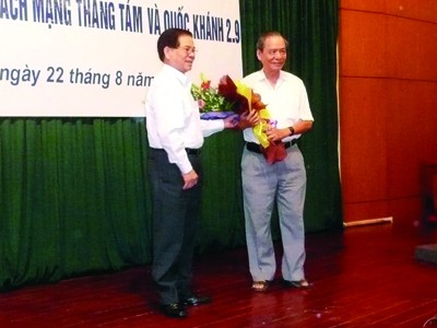 Chủ tịch nước Nguyễn Minh Triết tặng hoa người thầy của mình Giáo sư Lê Quang Vịnh