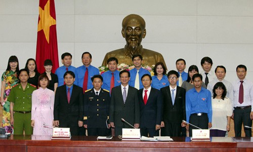 Thủ tướng gặp 10 gương mặt trẻ tiêu biểu năm 2012