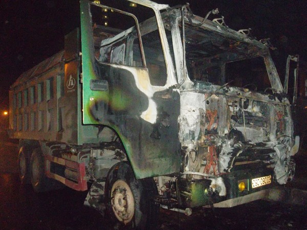 Chiếc xe tải bị cháy rụi toàn bộ phần đầu xe