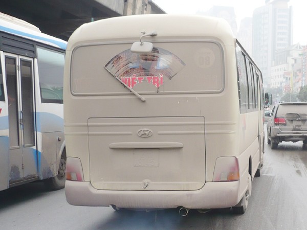 Bụi đất phủ kín, kể cả kính và biển số xe lưu thông trên đường Phạm Văn Đồng Ảnh: Trọng Đảng