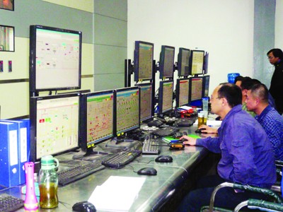 Các kỹ sư Trung Quốc tại phòng điều hành Nhà máy nhiệt điện Cẩm Phả (Quảng Ninh) do nhà thầu Trung Quốc trúng thầu. Ảnh: Phong Cầm