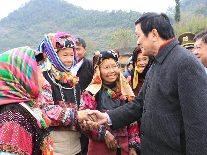 Chủ tịch nước Trương Tấn Sang thăm hỏi nhân dân xã Lũng Cú, huyện Đồng Văn, Hà Giang. Ảnh: TTXVN