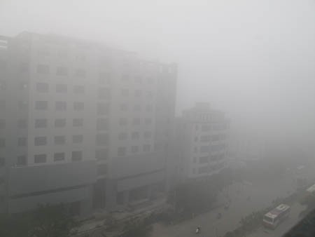 Các tòa nhà trong thành phố chìm trong làn sương dày đặc. (Ảnh: TT)