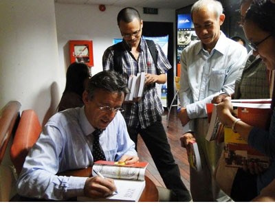 Philippe Papin ký tặng sách cho độc giả Hà Nội