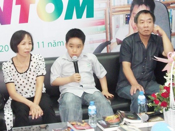 Cây bút nhí Nguyễn Bình (ngồi giữa) cùng bố mẹ tại buổi giao lưu với bạn đọc