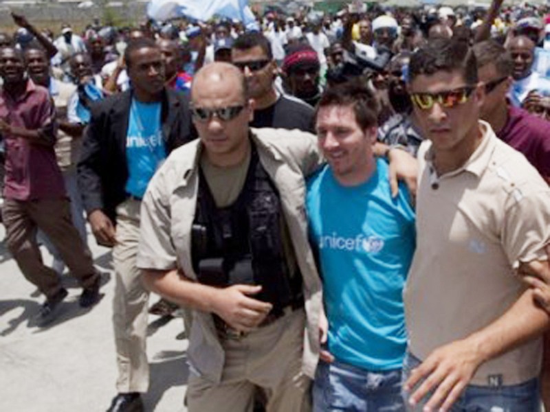 Messi bất ngờ đến thăm Haiti