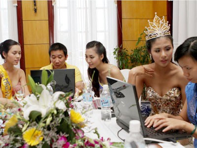 Giao lưu trực tuyến với Hoa Hậu Việt Nam 2010