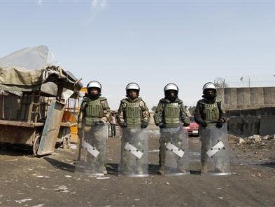 Ngày 24-2, cảnh sát chống bạo động và binh lính đứng gác ở Kabul và nhiều thành phố khác ở Afghanistan để phòng chống biểu tình bạo lực Ảnh: Mohammad Ismail