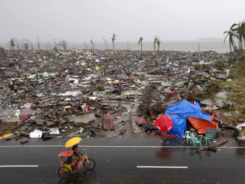 Sau khi gây nên cảnh hoang tàn tang thương ở Philippines, bão Haiyan đang tiếp tục di chuyển vào Việt Nam và Trung Quốc
