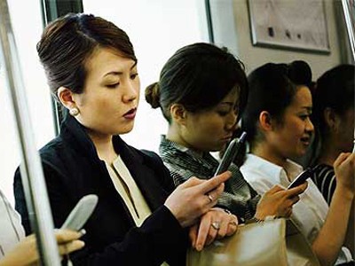 Bạn trẻ Nhật truy cập internet qua điện thoại