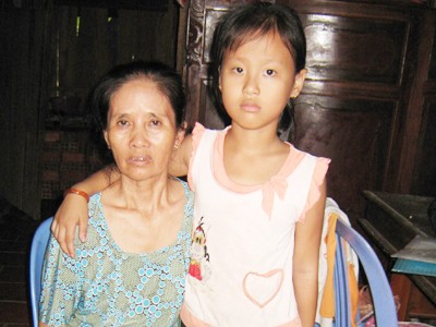 Cháu Huỳnh Kim Ngân và bà ngoại. Ảnh: K.G