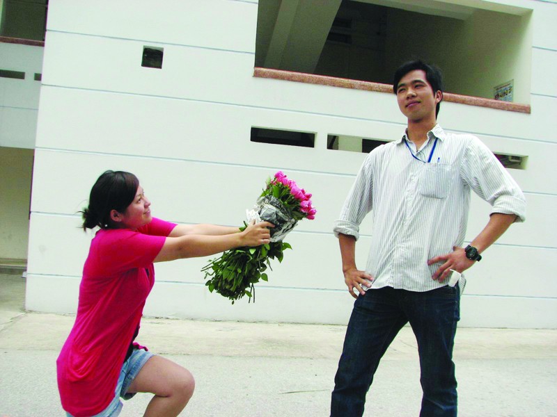 Giới trẻ hào hứng với cách tặng quà "độc" ngày Valentine. Ảnh: Nguyễn Hà