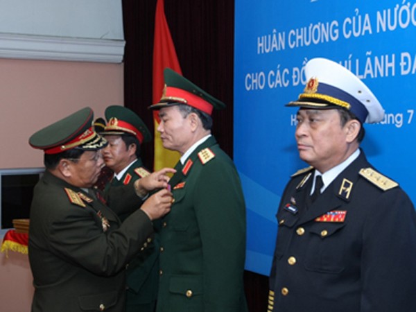 Nhà nước Lào trao Huân chương cho tướng lĩnh Việt Nam