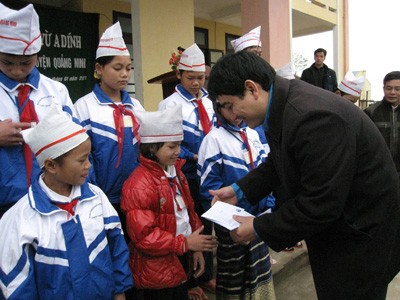 Anh Nguyễn Đắc Vinh tặng học bổng cho học sinh trường PTDT nội trú huyện Quảng Ninh.