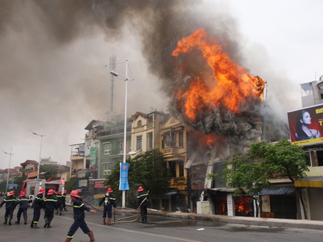 Cháy lớn lan sang gần chục ngôi nhà ở Hà Nội
