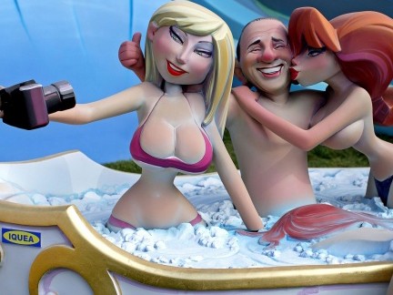 Berlusconi đắm chìm trong tiệc sex