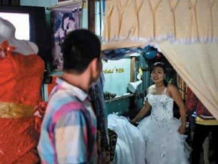 Anh Li Shipeng trong cửa hàng thử váy cưới với vợ chưa cưới A-ni, một cô gái Việt Nam