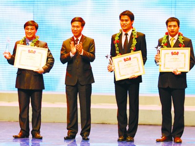 Anh Võ Văn Thưởng trao giải thưởng cho các Gương mặt trẻ Việt Nam tiêu biểu 2010 Ảnh: Xuân Phú