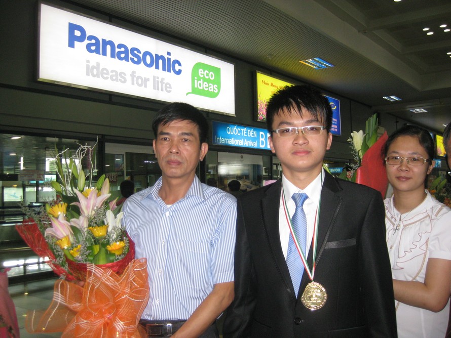 Lê Huy Quang với bố tại sân bay Nội Bài sáng 9-5
