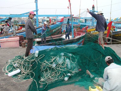 Nhiều tổ liên kết sản xuất, giúp ngư dân Bình Thuận bám biển đến cùng (Phong Châu)