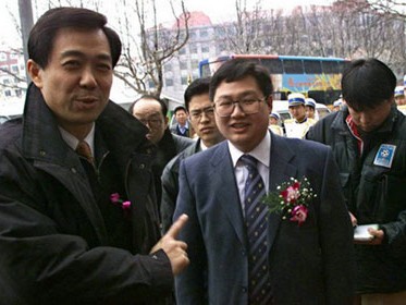 Ông Bạc Hi Lai (trái) trong một lần xuất hiện cùng tỉ phú Từ Minh - Ảnh: Southern People Weekly