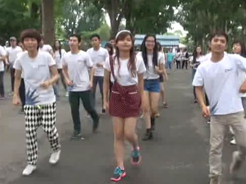 Sinh viên Sài Gòn nhảy Flash Mob cổ vũ sĩ tử