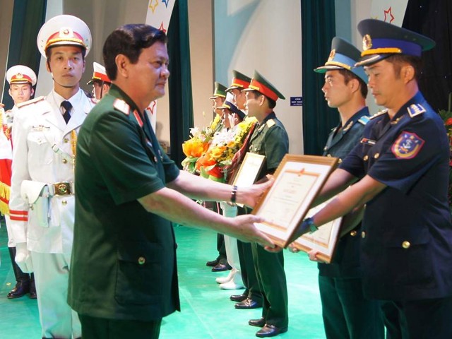 Lãnh đạo Bộ Quốc phòng trao danh hiệu Gương mặt trẻ tiêu biểu toàn quân cho Đại úy Tô Bá Thắng (bên phải) ngày 16-5