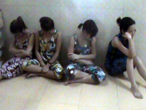 Cảnh sát đột kích quán karaoke, giải cứu 11 cô gái