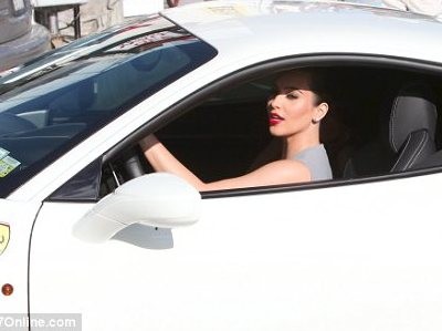 Kim Kardashian chơi trội với siêu xe Ferrari 458 màu trắng