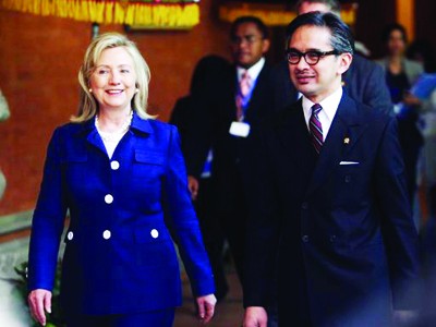 Ngoại trưởng Mỹ Hillary Clinton (trái) và Ngoại trưởng Indonesia Marty Natalegawa tại cuộc họp giữa Mỹ và Indonesia ngày 24-7 Ảnh: AP