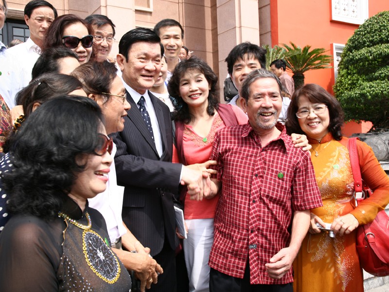 Thường trực Ban Bí thư Trương Tấn Sang với các nhà văn dự Đại hội