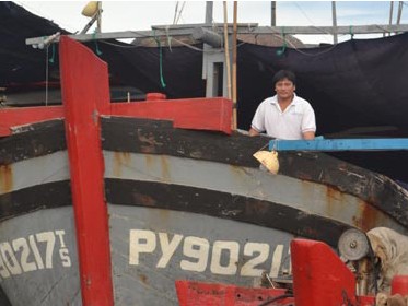 Ngư dân Lê Văn Quang và tàu cá vừa trở về đất liền - Ảnh: Duy Thanh